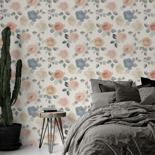 Une chambre apaisante avec un papier peint floral aux roses pastel et bleues sur fond clair, créant une ambiance douce et romantique.