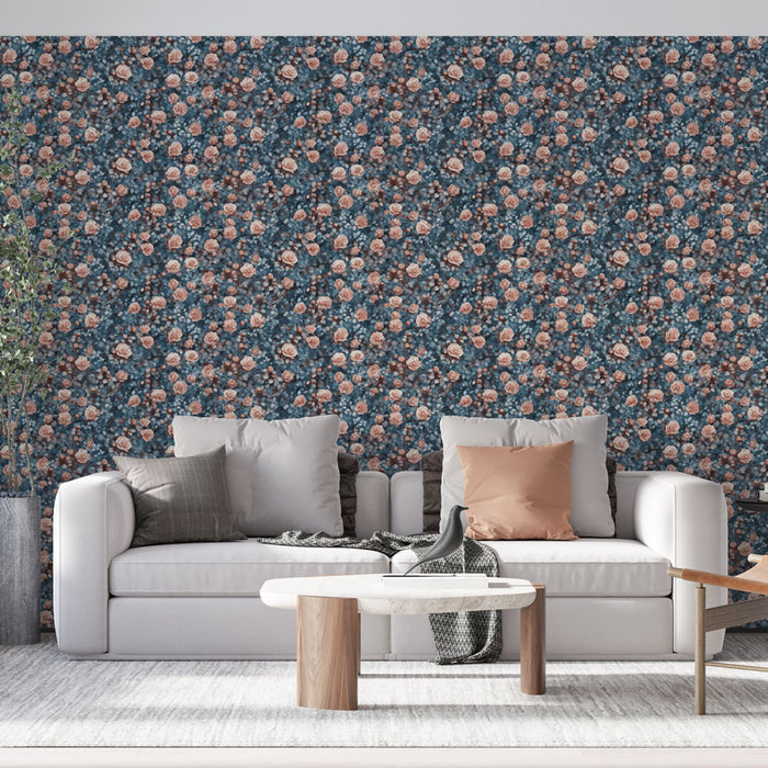 Un salon moderne avec un papier peint floral bleu nuit orné de roses délicates et de feuillages, créant une atmosphère chaleureuse et accueillante.