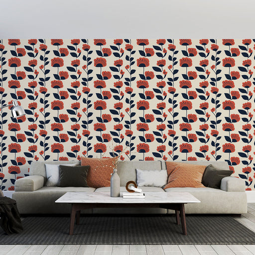 Un salon contemporain avec un papier peint floral aux motifs rouges et bleus sur fond crème, créant une atmosphère chaleureuse et accueillante.
