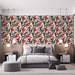 Une chambre moderne avec un papier peint floral aux motifs rouges et noirs sur fond crème, créant une ambiance dynamique et chaleureuse.