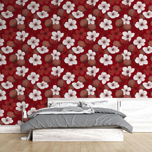 Une chambre moderne avec un papier peint floral rouge et blanc, mêlant de délicates fleurs et des motifs naturels, créant une ambiance chaleureuse et accueillante.