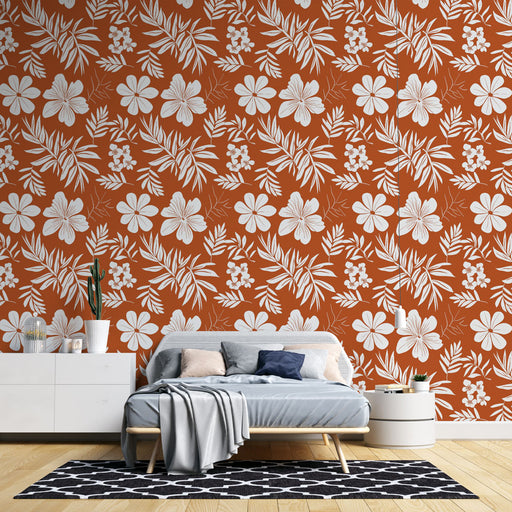 Une chambre moderne avec un papier peint floral blanc sur fond terracotta, créant une atmosphère chaleureuse et accueillante.