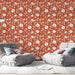 Une pièce moderne avec un papier peint floral sur fond terracotta, orné de fleurs blanches et de feuillages délicats, créant une ambiance chaleureuse et accueillante.