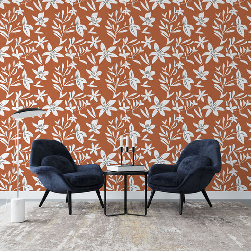 Un salon moderne avec un papier peint terracotta orné de motifs floraux blancs, créant une atmosphère chaleureuse et accueillante.