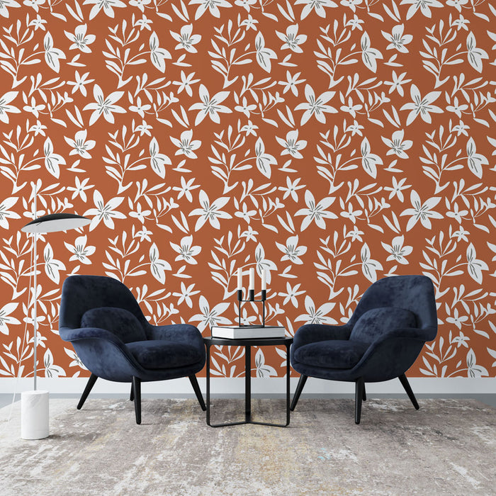 Un salon moderne avec un papier peint terracotta orné de motifs floraux blancs, créant une atmosphère chaleureuse et accueillante.