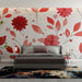 Une chambre moderne avec un papier peint floral aux motifs rouges et roses sur fond clair, créant une ambiance chaleureuse et accueillante.
