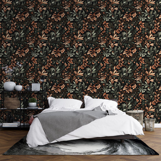 Une chambre élégante avec un papier peint floral aux motifs luxuriants de feuilles et fleurs dans des teintes chaudes sur fond noir, créant une ambiance chaleureuse et accueillante.