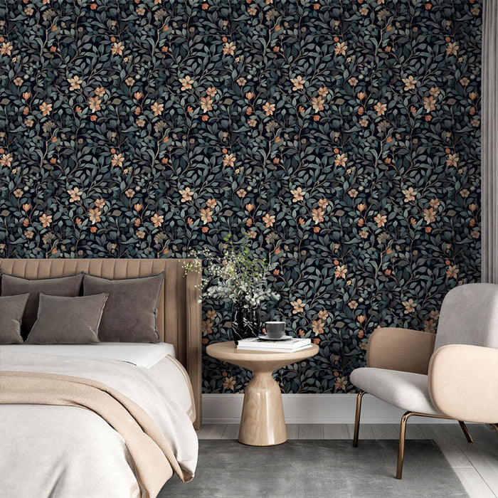 Une chambre élégante avec un papier peint floral sur fond noir, mêlant des motifs de feuilles et de fleurs aux teintes douces, créant une atmosphère chaleureuse et accueillante.