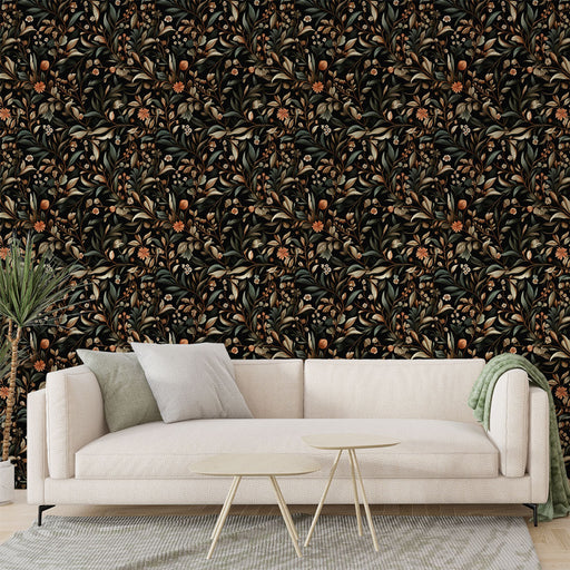 Un salon élégant avec un papier peint floral aux motifs luxuriants sur fond noir, mêlant des teintes de vert, orange et crème, créant une atmosphère chaleureuse et accueillante.