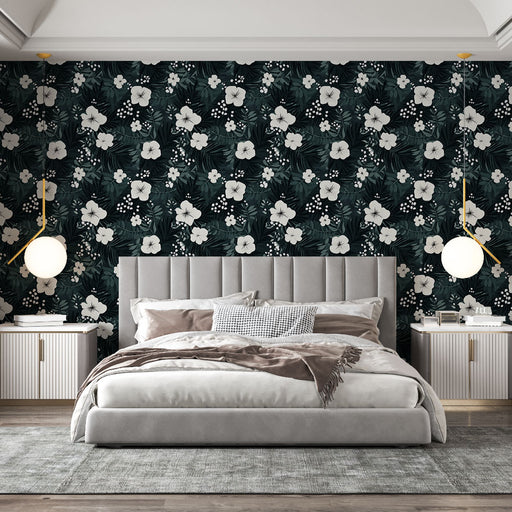 Une chambre moderne avec un papier peint floral sur fond noir, aux motifs de grandes fleurs blanches et feuillages verts, créant une ambiance élégante et apaisante.