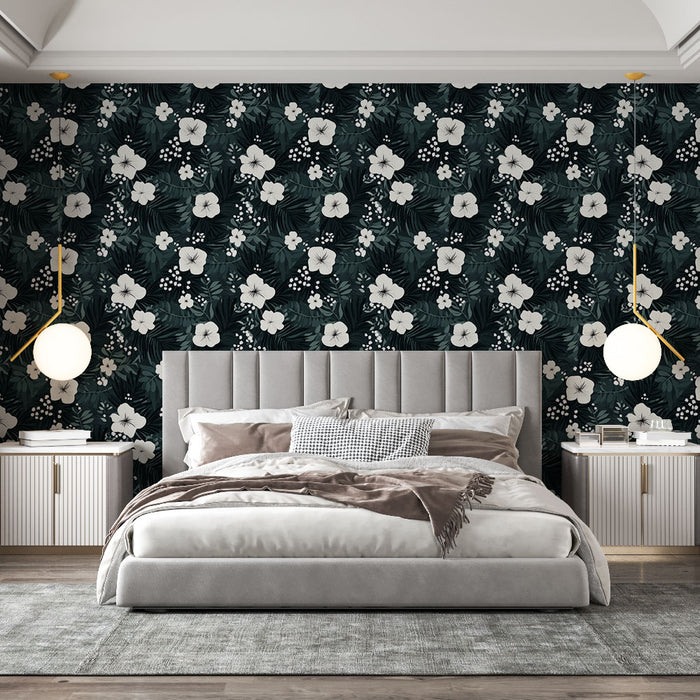 Une chambre moderne avec un papier peint floral sur fond noir, aux motifs de grandes fleurs blanches et feuillages verts, créant une ambiance élégante et apaisante.