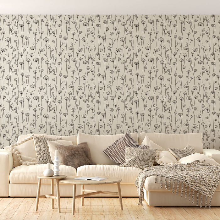 Un salon lumineux avec un papier peint floral beige et noir, présentant des motifs délicats de fleurs stylisées, créant une ambiance douce et élégante.