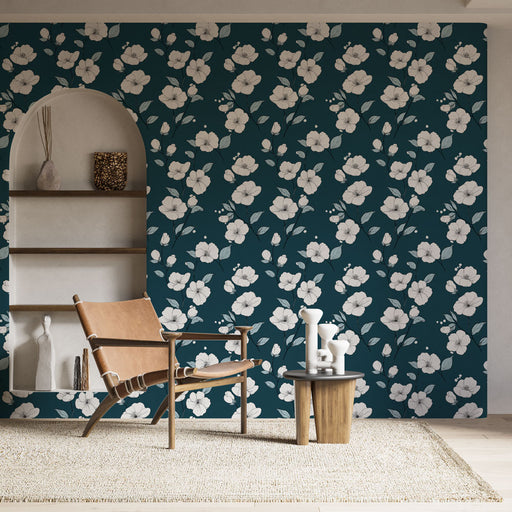Une pièce lumineuse avec un papier peint floral bleu profond orné de grandes fleurs blanches, créant une ambiance élégante et apaisante.