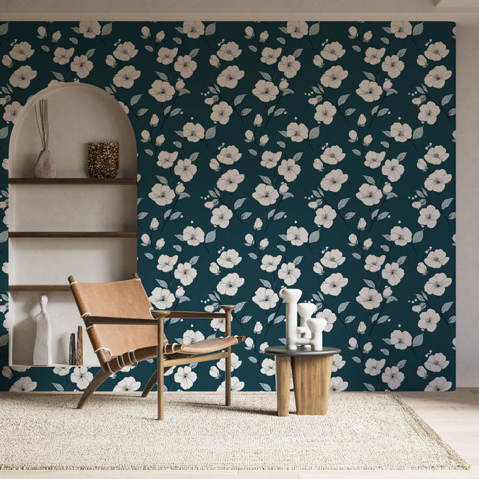 Une pièce lumineuse avec un papier peint floral bleu profond orné de grandes fleurs blanches, créant une ambiance élégante et apaisante.