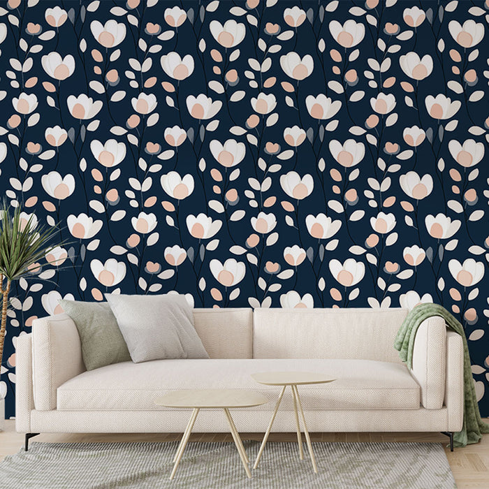 Un salon moderne avec un papier peint floral sur fond bleu marine, présentant de grandes fleurs blanches et des touches de rose, créant une ambiance élégante et apaisante.