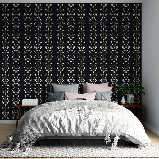 Une chambre élégante avec un papier peint floral sur fond noir, orné de motifs blancs et dorés, créant une atmosphère chaleureuse et raffinée.