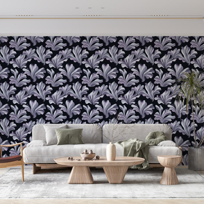 Un salon élégant avec un papier peint floral aux motifs stylisés en violet sur fond noir, créant une atmosphère chic et sophistiquée.