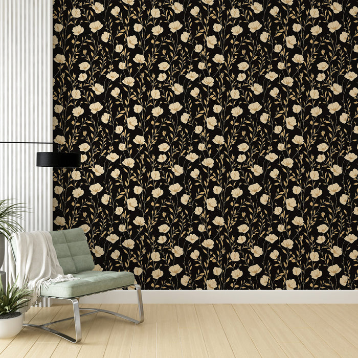 Un salon moderne avec un papier peint floral noir et crème, aux motifs délicats de fleurs stylisées, créant une ambiance élégante et chaleureuse.