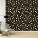 Un salon moderne avec un papier peint floral noir et crème, aux motifs délicats de fleurs stylisées, créant une ambiance élégante et chaleureuse.