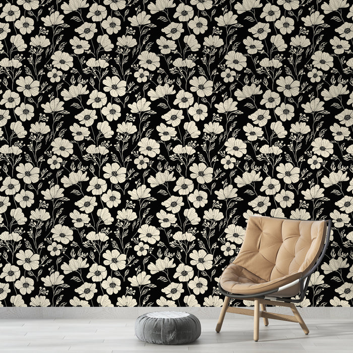 Une pièce moderne avec un papier peint floral noir et crème, aux motifs délicats, créant une ambiance élégante et chaleureuse.