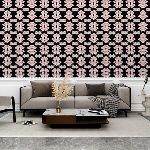 Un salon moderne avec un papier peint floral aux motifs roses sur fond noir, créant une atmosphère à la fois élégante et dynamique.