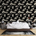 Une chambre moderne avec un papier peint floral noir et crème, aux motifs délicats de fleurs, créant une ambiance élégante et apaisante.