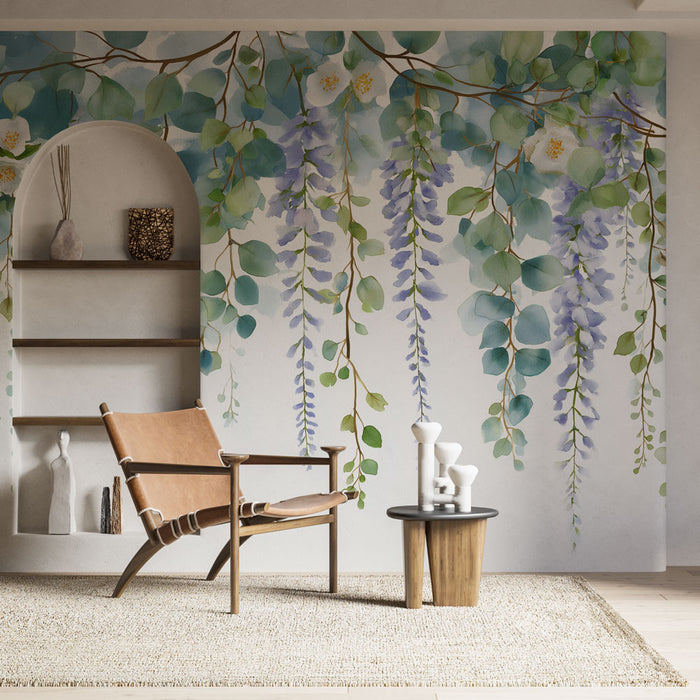 Une pièce lumineuse avec un papier peint floral aux motifs de glycines et feuillages dans des teintes douces de vert et violet, créant une atmosphère apaisante et naturelle.