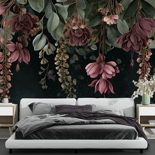 Une chambre élégante avec un papier peint floral aux teintes sombres, représentant des fleurs roses et des feuillages luxuriants, créant une atmosphère chaleureuse et apaisante.