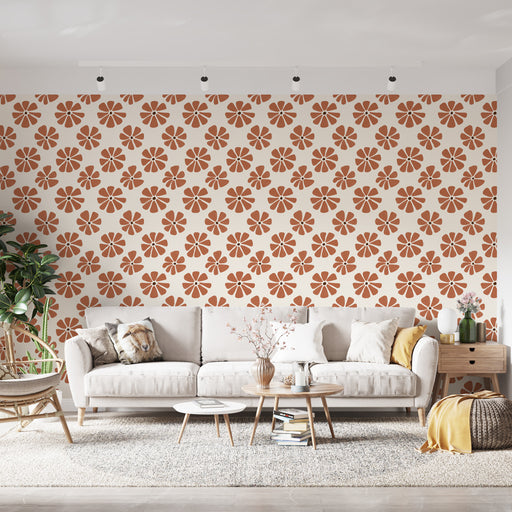 Un salon lumineux avec un papier peint floral aux motifs de fleurs terracotta sur fond crème, créant une ambiance chaleureuse et accueillante.