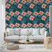 Un salon lumineux avec un papier peint tropical bleu nuit orné de grandes fleurs d'hibiscus roses et de feuilles vertes, créant une ambiance estivale et vivante.