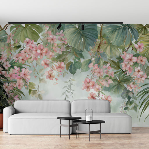 Un salon moderne avec un papier peint tropical aux motifs floraux roses et feuillages luxuriants créant une atmosphère apaisante et vivante.