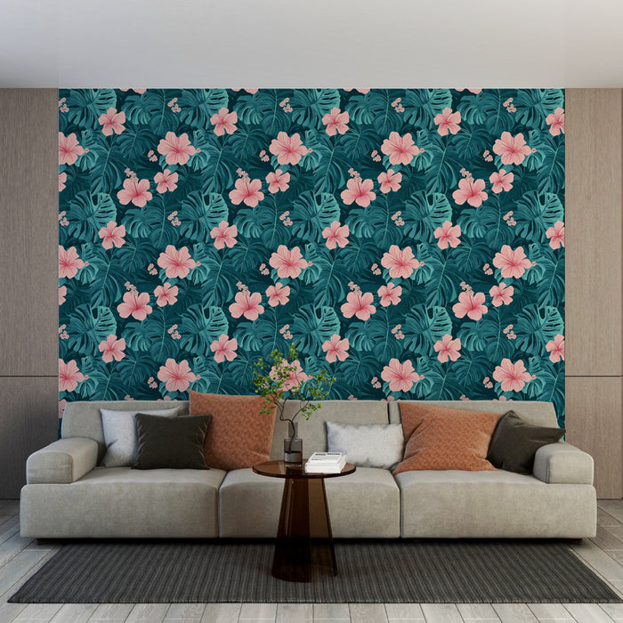 Un salon moderne avec un papier peint tropical aux motifs de grandes fleurs roses et de feuillages verts sur fond bleu foncé, créant une ambiance vivante et accueillante.