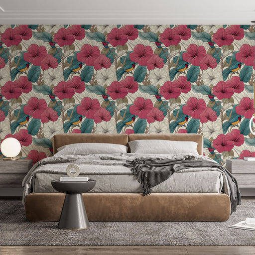 Une chambre moderne avec un papier peint floral aux grandes fleurs roses et feuillages turquoise, créant une atmosphère tropicale et vibrante.