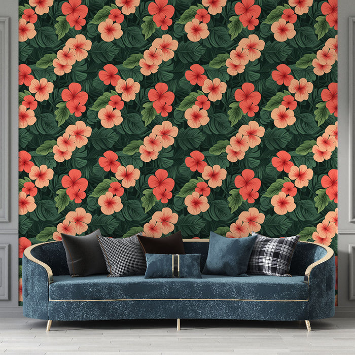 Un salon élégant avec un papier peint floral représentant de grandes fleurs hibiscus roses et orange sur fond vert, créant une ambiance tropicale et vivifiante.