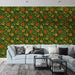Un salon moderne avec un papier peint tropical aux motifs floraux orange et crème sur fond vert, créant une ambiance chaleureuse et vivante.