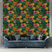 Un salon élégant avec un papier peint tropical aux motifs floraux vibrants de fleurs roses, jaunes et feuillages luxuriants sur fond sombre.