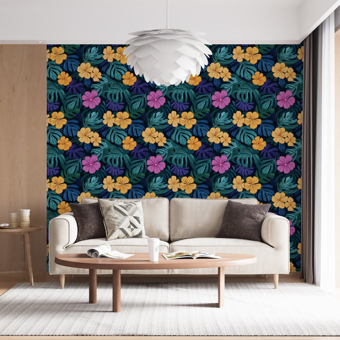 Un salon lumineux avec un papier peint tropical aux motifs floraux colorés de fleurs jaunes, roses et feuillage vert sur fond bleu foncé, créant une ambiance vivante et accueillante.