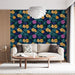 Un salon lumineux avec un papier peint tropical aux motifs floraux colorés de fleurs jaunes, roses et feuillage vert sur fond bleu foncé, créant une ambiance vivante et accueillante.