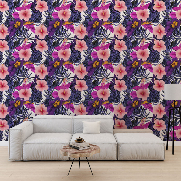 Un salon moderne avec un papier peint tropical aux motifs floraux vibrants de fleurs roses et violettes sur fond clair, créant une ambiance chaleureuse et accueillante.