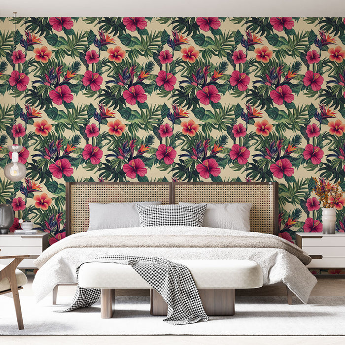 Une chambre lumineuse avec un papier peint tropical aux motifs floraux colorés, mêlant hibiscus roses et feuillage verdoyant, créant une ambiance vivante et accueillante.