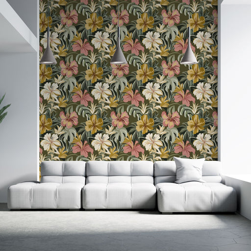Un salon moderne avec un papier peint floral aux teintes chaudes de jaune, rose et vert sur fond sombre, créant une ambiance accueillante et vivante.