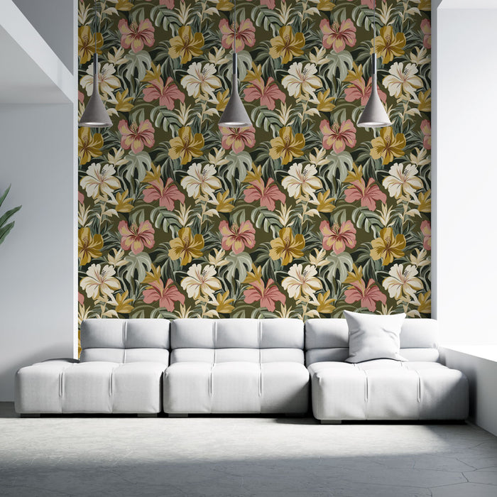 Un salon moderne avec un papier peint floral aux teintes chaudes de jaune, rose et vert sur fond sombre, créant une ambiance accueillante et vivante.