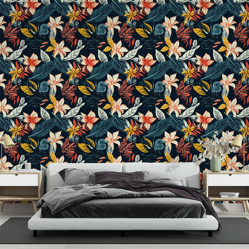 Une chambre moderne avec un papier peint floral aux motifs colorés sur fond noir, créant une ambiance tropicale et vivifiante.
