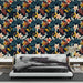 Une chambre moderne avec un papier peint floral aux motifs colorés sur fond noir, créant une ambiance tropicale et vivifiante.