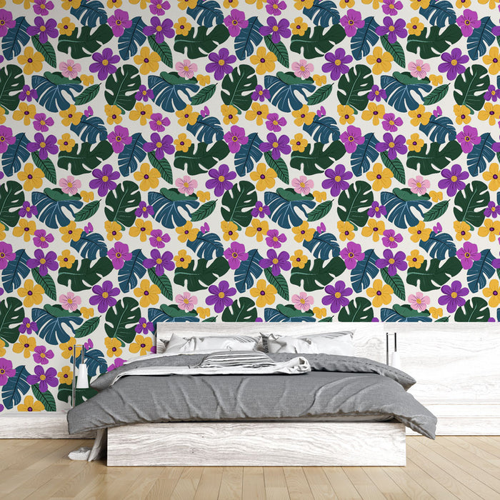 Une chambre moderne avec un papier peint tropical vibrant, orné de grandes feuilles vertes et de fleurs jaunes et violettes, créant une ambiance fraîche et accueillante.