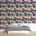 Une chambre moderne avec un papier peint tropical vibrant, orné de grandes feuilles vertes et de fleurs jaunes et violettes, créant une ambiance fraîche et accueillante.