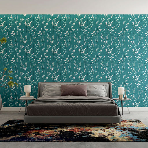 Une chambre moderne avec un papier peint floral turquoise orné de délicates branches blanches, créant une atmosphère fraîche et apaisante.
