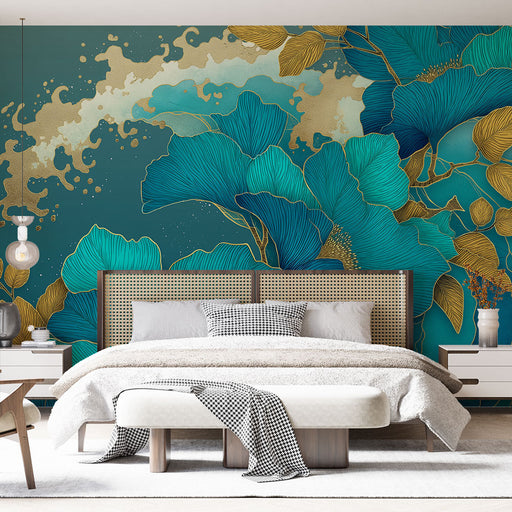 Une chambre élégante avec un papier peint floral aux teintes turquoise et dorées, évoquant une atmosphère apaisante et artistique.