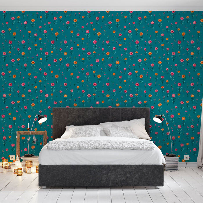 Une chambre moderne avec un papier peint floral bleu canard orné de fleurs colorées, créant une atmosphère joyeuse et vivifiante.