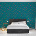 Une chambre moderne avec un papier peint floral bleu canard orné de fleurs colorées, créant une atmosphère joyeuse et vivifiante.